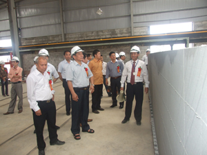 Đồng chí Hoàng Việt Cường, Bí thư Tỉnh ủy thăm các doanh nghiệp sản xuất tại khu công nghiệp Lương Sơn.